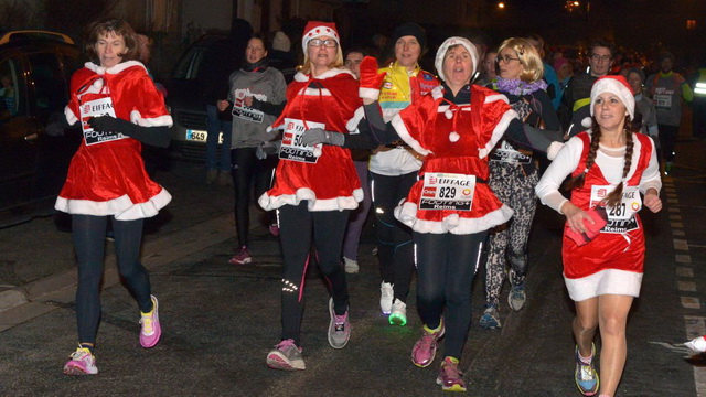 Le traditionnel costume de noël pour Céline et ses copines....