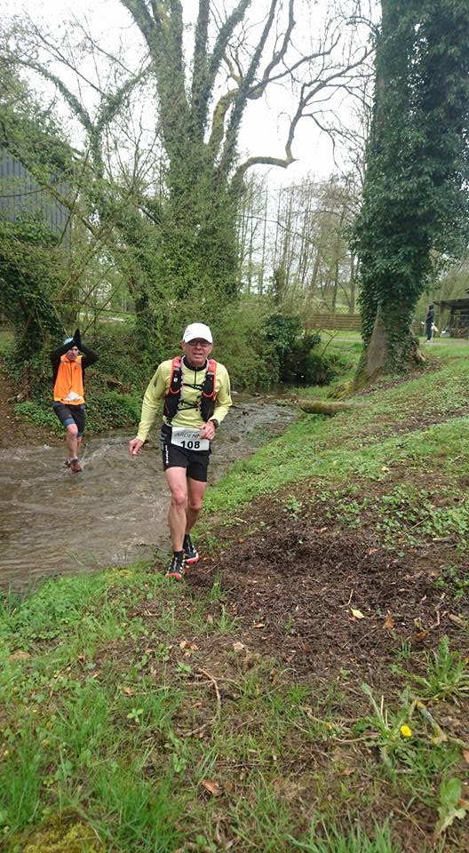 Les années précédentes la traversée du ruisseau permettait la lavage de chaussures, cette année il aurait fallu l'éviter le terrain étant jusque là à 100% sec...