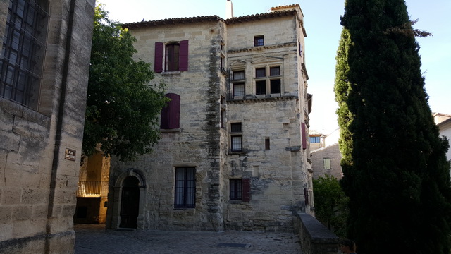 Uzes