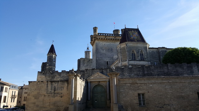 Uzes