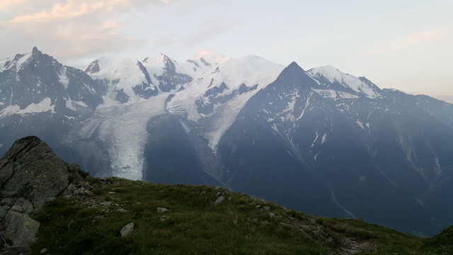 lever du jour dans la montée du Brévent.....début du spectacle : mont blanc et glacier des bossons