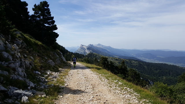 Descente vers  Lans en Vercors avant la montée au pic St Michel au fond