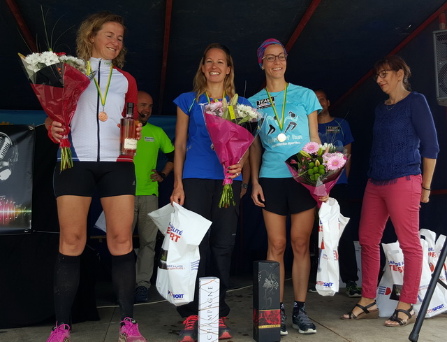 Podium féminin (Coralie et Céline du team intersport)