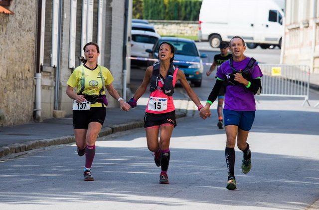 Arrivée main dans la main Céline et Sophie Bigault (ultra traileuse également) 