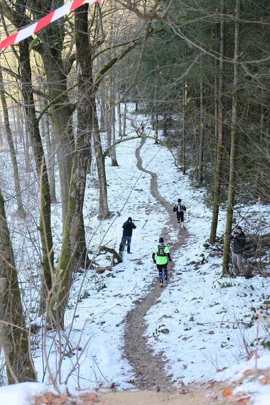 joli parcours avec la neige sur les sommets