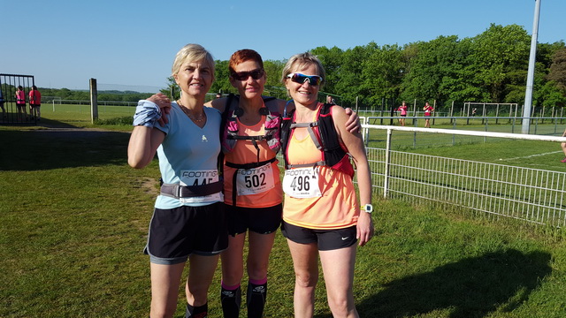 Corinne , Line et Virginie à l'échauffement