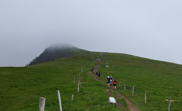 Belle pente pour la montée au Hohneck , vent et fraicheur d'altitude, certains vont remettre le coupe vent