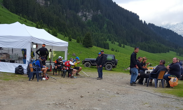 ..Je suis tenté par la table de droite, en fait je ne me suis pas arrété