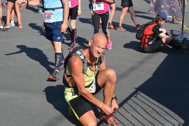 Yves rechausse les chaussures après les 10km de l'asptt la veille