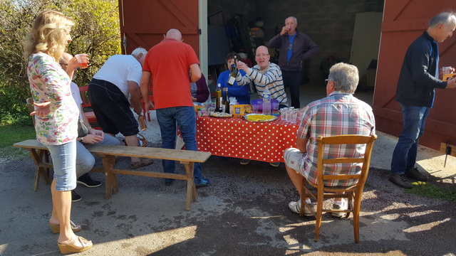 Traversée de village.....ce n'est pas un ravitaillement mais l'apéro hebdomadaire entre voisins !!