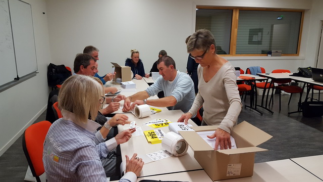 les membres du bureau au boulot...3600 puces à coller sur les 1800 dossards...mise sous envellope