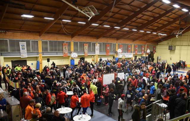 L'arrivée.....les coureurs du club en récup devant le bar à bière ....