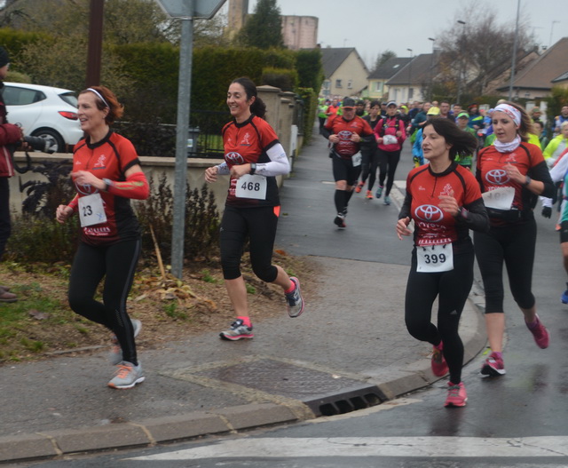 Allez les filles : Sandrine, Caroline, Angélique et Anne Cécile suivies de Fabien