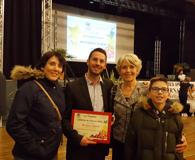 Florent avec son épouse Amel, Jules et Nelly sa prof de gym au collège : 4 ans de classe natation et  champion de France de biathlon UNSS par équipe (natation + course à pied)