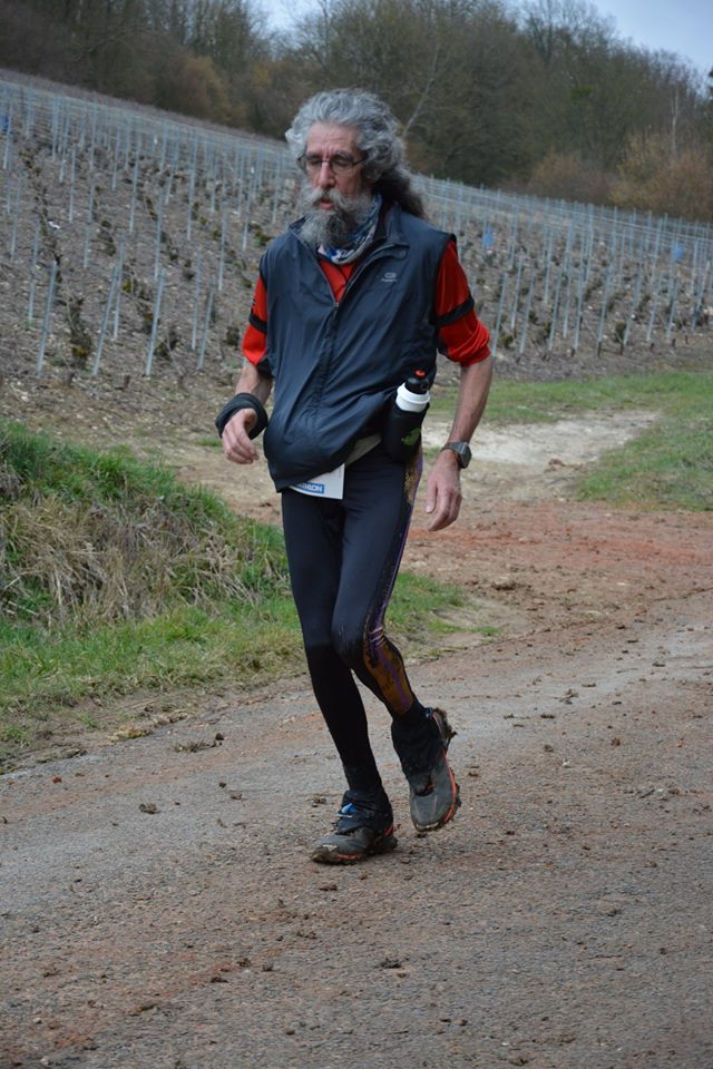 Gégé....il cache quoi sous son blouson ?