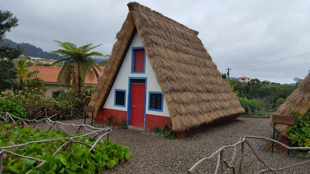 maison triangulaire au toit de Chaume (mentionnée dés le XVIème siecle