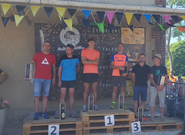 20km : podium masculin : Fabrice 1er M3H ( la photo n'est pas floue, c'est la fumée du barbecue!!)