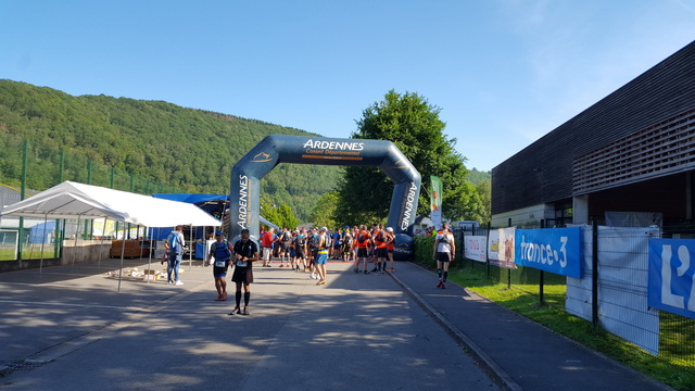 ligne de départ, après une boucle d'un km repassage sur la ligne pour étirer le peloton avant le 1er monotrace