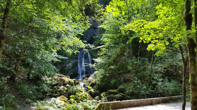 seule cascade vue sur le parcours, comme partout en France le Jura est très sec ....après 116km, un simple coup de brosse sur les chaussures pour enlever la poussière