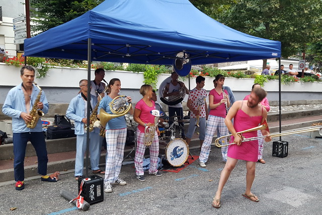 Sympa l'orchestre de cuivres au pied de l'hotel......mais