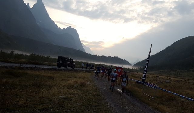 Le jour se lève au lac Combal (16km)