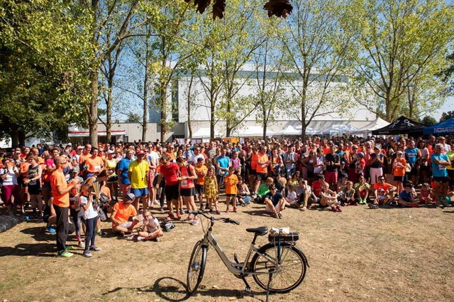 ...du monde à la tombola....le vélo attend....