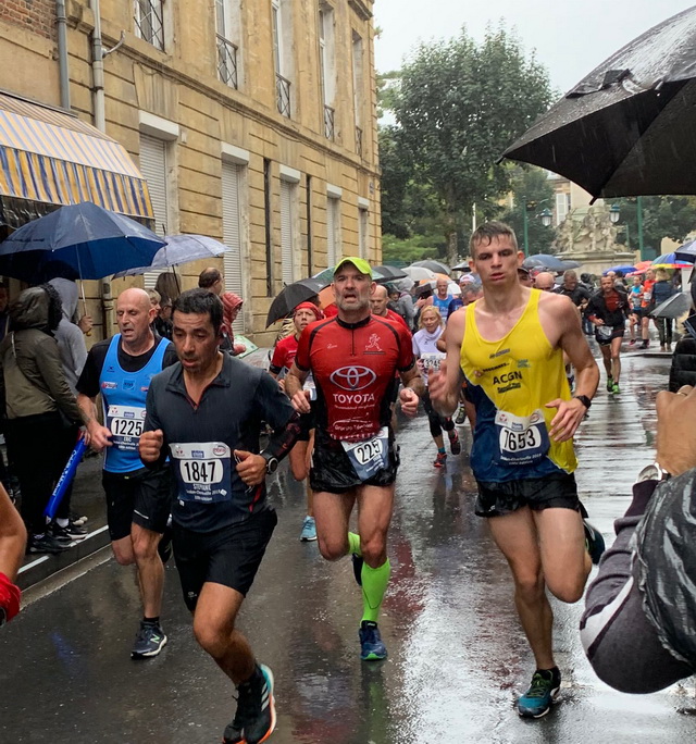 Une photo d'un coureur, quand même...Yvan sous la pluie